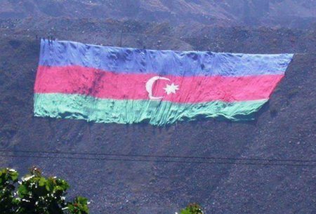 İranda Azərbaycan bayrağını təhqir etdilər