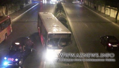 Şəki-Bakı avtobusu Bakıda qəzaya düşdü: yaralılar var