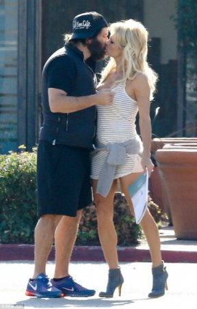 Pamela Anderson boşanır