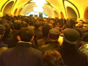 Bakı metrosunda növbəti ajiotaj: qatar tuneldə qaldı