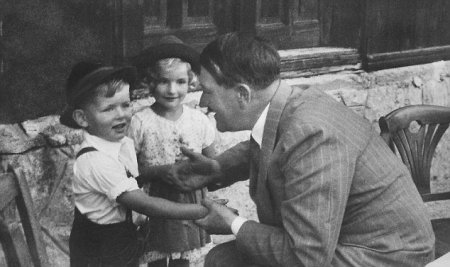 Hitlerin 4 yaşlı uşaqla çəkdirdiyi şəklinin sirri açıldı 