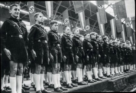Hitlerin 4 yaşlı uşaqla çəkdirdiyi şəklinin sirri açıldı 