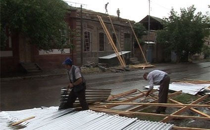 Gürcüstanda yağış və qasırğa evlərə ziyan vurdu