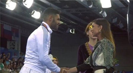 Mehriban Əliyeva qızıl medalı təqdim etdi