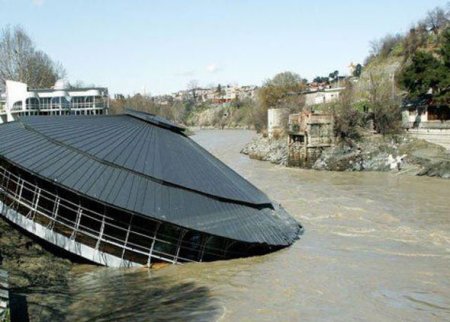 Tiflis su altında: Ölənlərin sayı 10-a çatdı