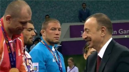 İlham Əliyev 10-cu qızıl medalı güləşçimizə verdi