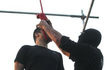 İranda 14 yaşlı gənc homoseksual olduğu üçün edam edildi