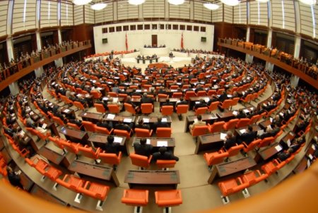 Türkiyə parlamentinin fövqəladə iclasında qərar verildi