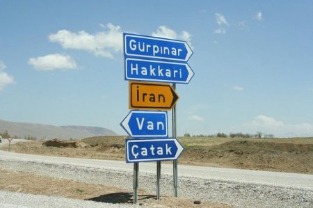 İran Türkiyə ilə sərhədini bağladı
