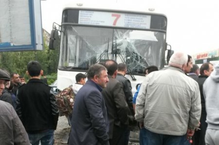 Sumqayıtda sərnişin avtobusu dirəyə çırpıldı