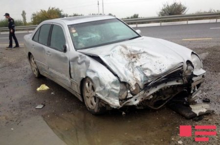 Hacıqabulda “Mercedes” aşdı: Bir ailənin 3 üzvü yaralanıb