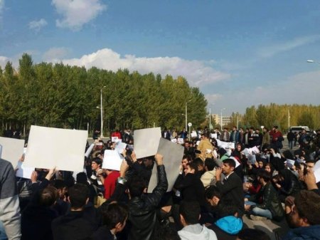 Təbriz ayağa qalxdı: İran çalxalanır