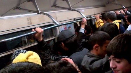 Bakı metrosunda problem yaranıb, qatar tuneldə qalıb