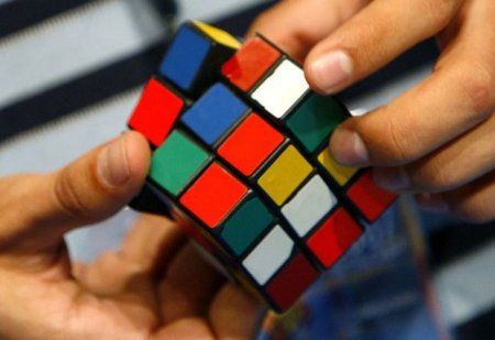ABŞ-da yeniyetmə Rubiki kubunu 4,9 saniyəyə yığdı