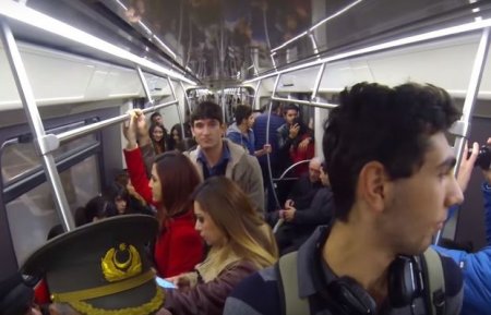 Bakı metrosunda musiqili flashmob keçirildi