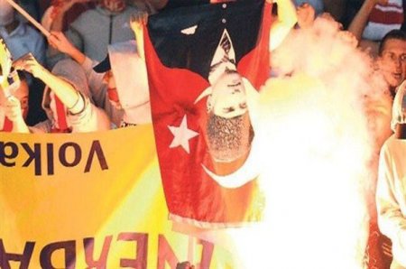 Rusiyalı azarkeşlər Türkiyə bayrağını yandırdılar
