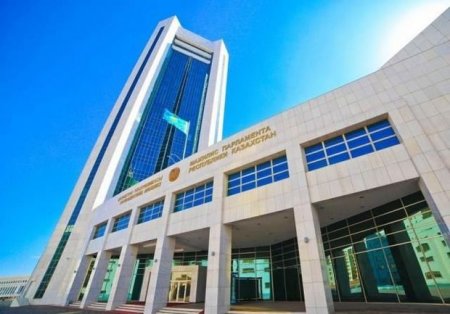 Qazaxıstan parlamenti özünü buraxdı