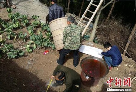 Çində “cin çıxartma” adı ilə qadını diri-diri bişirdilər