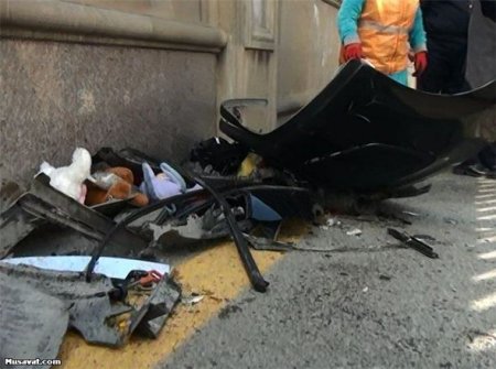 Bakıda qəza: Qadın avtomobilin ön şüşəsindən çıxıb divara çırpıldı
