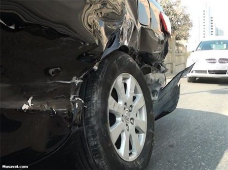 Bakıda qəza: Qadın avtomobilin ön şüşəsindən çıxıb divara çırpıldı