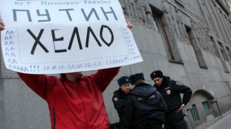 Peterburqun mərkəzində Putinə istefa çağırışı