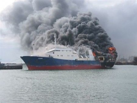 Xəzərdə yanan Rusiya tankeri söndürüldü