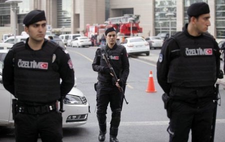 İstanbulda avtosalona əl qumbarası atdılar: Ölən və yaralananlar var