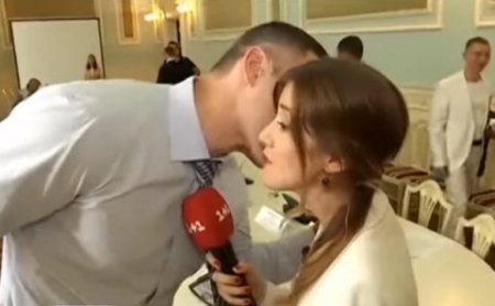 Kliçko jurnalisti öpdü