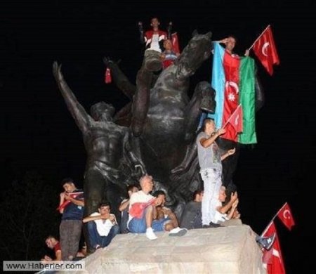 Azərbaycanlılar türklərlə birgə meydanda