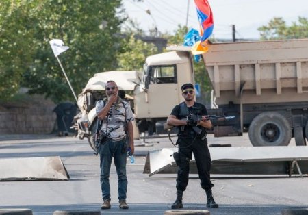 Yerevandakı silahlı qrup daha bir polis əməkdaşını öldürüb