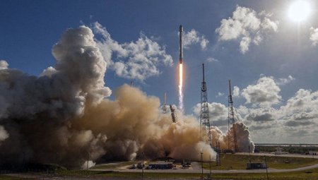 Floridada “Falcon 9” raketi partladı