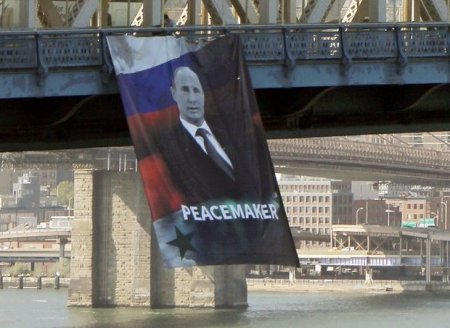 Nyu-Yorkda Putinin böyük portreti asılıb
