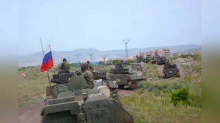 Rusiya Ermənistana yüzlərlə zirehli texnika göndərir