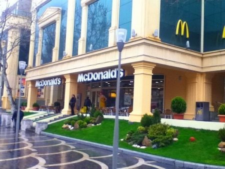 Bakıdakı “McDonalds”da 1000 manatlıq oğurluq