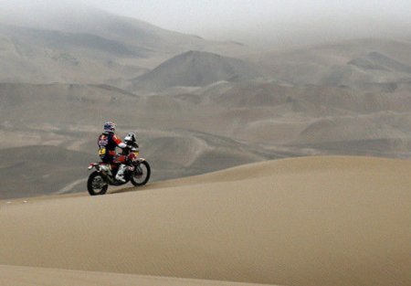 “Dakar” rallisi zamanı motosikletçini ildırım vurub