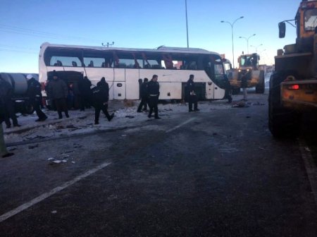 Məktəbliləri daşıyan avtobus aşdı - 3 ölü, 40 yaralı