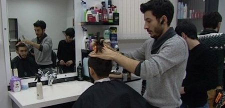Azərbaycanlı bərbərdən qeyri-adi üsul: Alovla saç kəsir