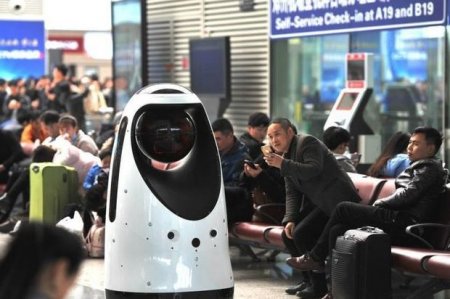 Çində ilk robot-polis işə başladı