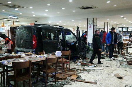 Avtomobil restorana girdi: Müştərilərin üzərinə sürdü