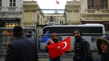 Niderlandın İstanbuldakı konsulluğu üzərində Türkiyə bayrağı qaldırılıb