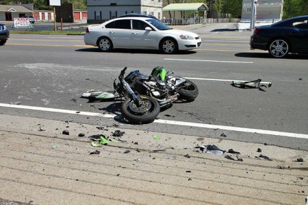 Bakıda motosiklet aşıb: Ölən var