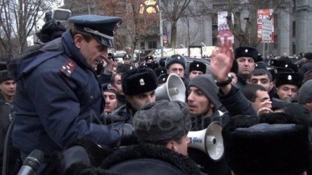 İrəvanda etirazçılarla polis arasında toqquşma baş verib