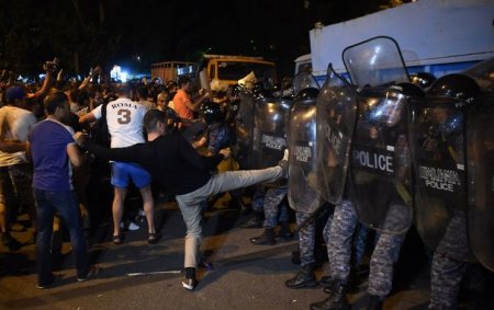 İrəvanda etirazçılarla polis arasında toqquşma baş verib