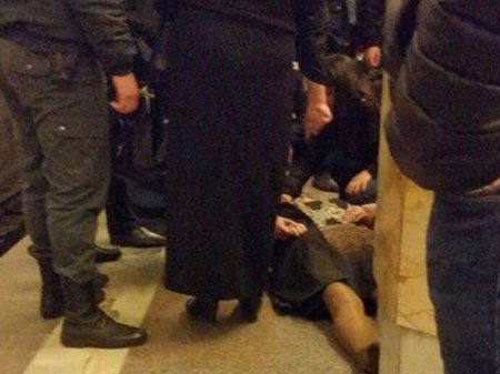 Bakı metrosunda qatar orta yaşlı qadını vurdu