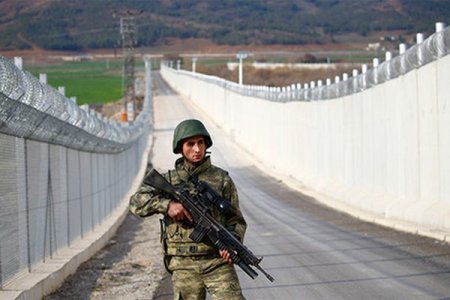 Türkiyə terrorçulardan qorunmaq üçün sərhəddə divar tikdi