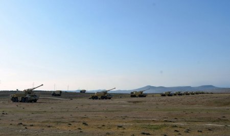 Azərbaycan ordusunun “DANA” qaubitsaları hədəflərə dəqiq zərbələr endirir