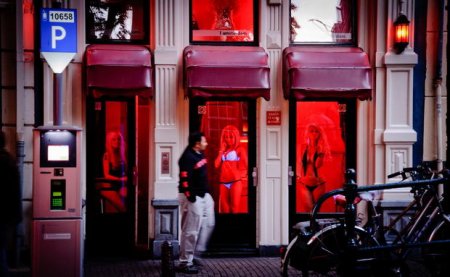 Amsterdamda turistlərə qadağa: Fahişələrə baxmaq olmaz