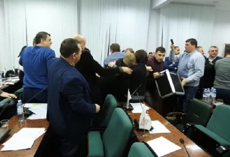 Ukraynada deputatlar arasında kütləvi dava
