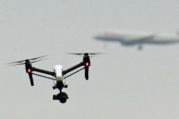 Müəmmalı dron London aeroportunun işini iflic etdi