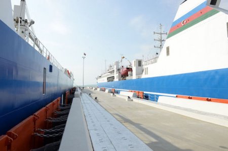 İlham Əliyev Yeni Dəniz Ticarət Limanı Kompleksində bərə terminalının açılışında iştirak edib